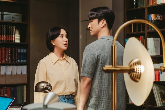 엄정화가 '닥터 차정숙'에서 차정숙 역을 맡아 김병철과 연기 호흡을 맞추고 있다. [사진=JTBC]
