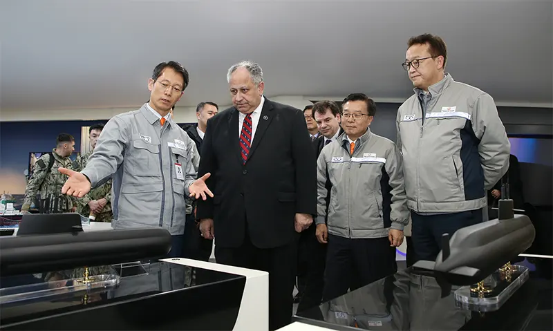 지난 2월 27일 미국 해군성 카를로스 델 토로(Carlos Del Toro) 장관이 한화오션을 방문, 한화오션 관계자들의 안내를 받아 함정 건조 현장과 MRO 역량을 확인했다