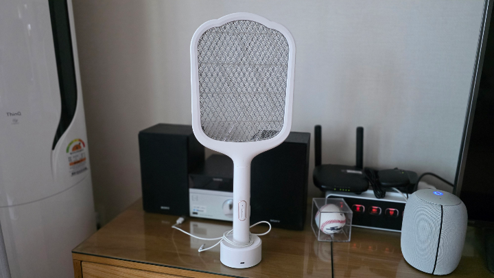 전기 모기채가 세워져 있는 모습입니다