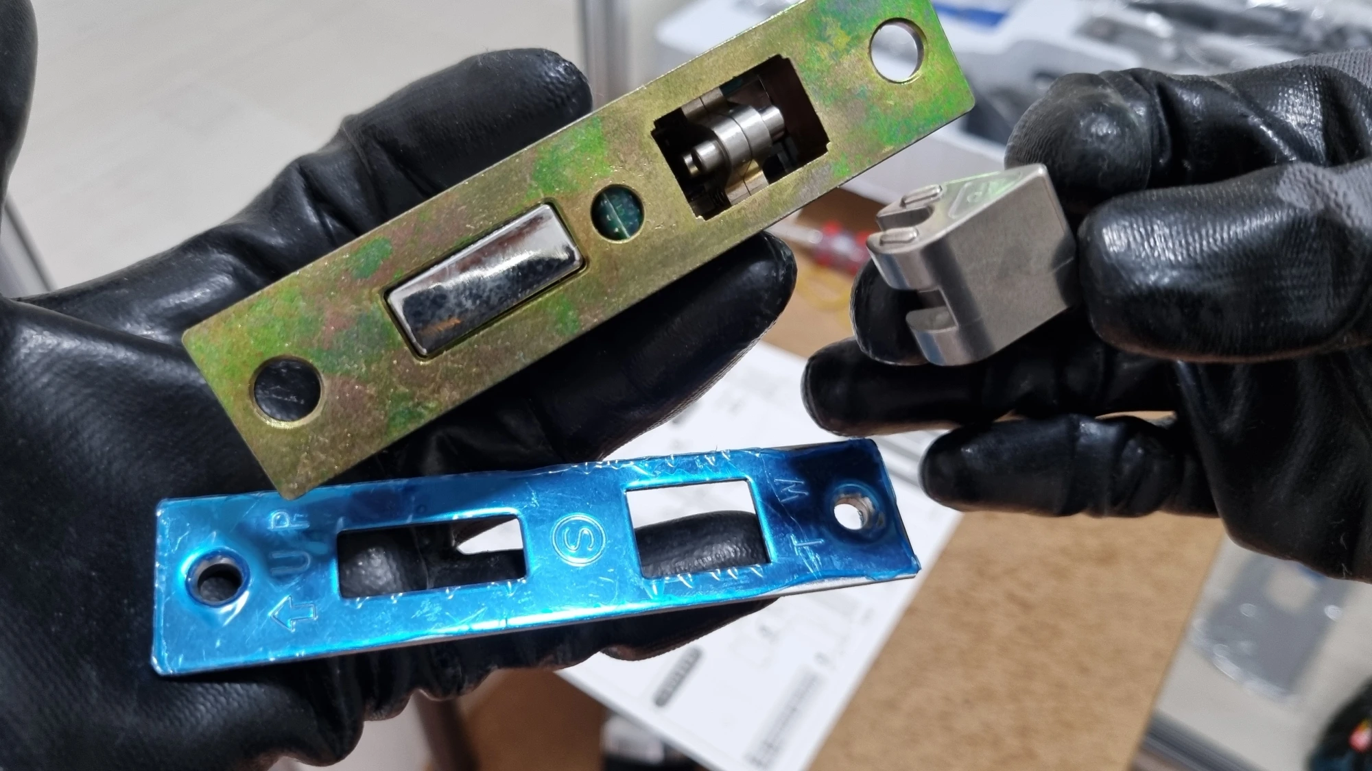 걸쇠 방향 바꾸는 방법