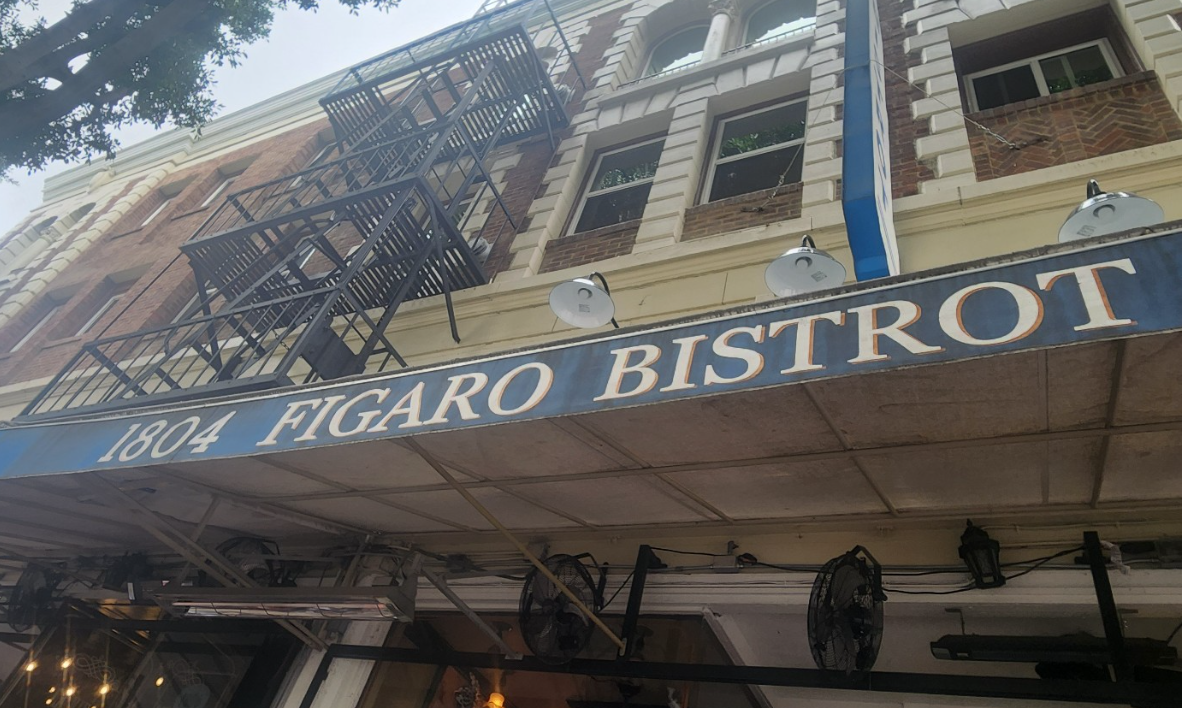 LA 로스펠리스(Los Feliz) 지역의 인기 프렌치 비스트로, ‘Figaro Bistrot’ 외관 전경 이미지