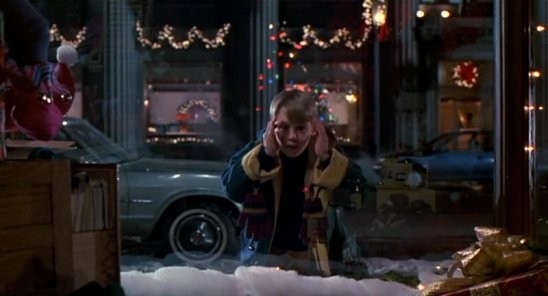 장난감 가게 안을 두 손을 모아 창문에 대고 안을 들여다 보는 소년