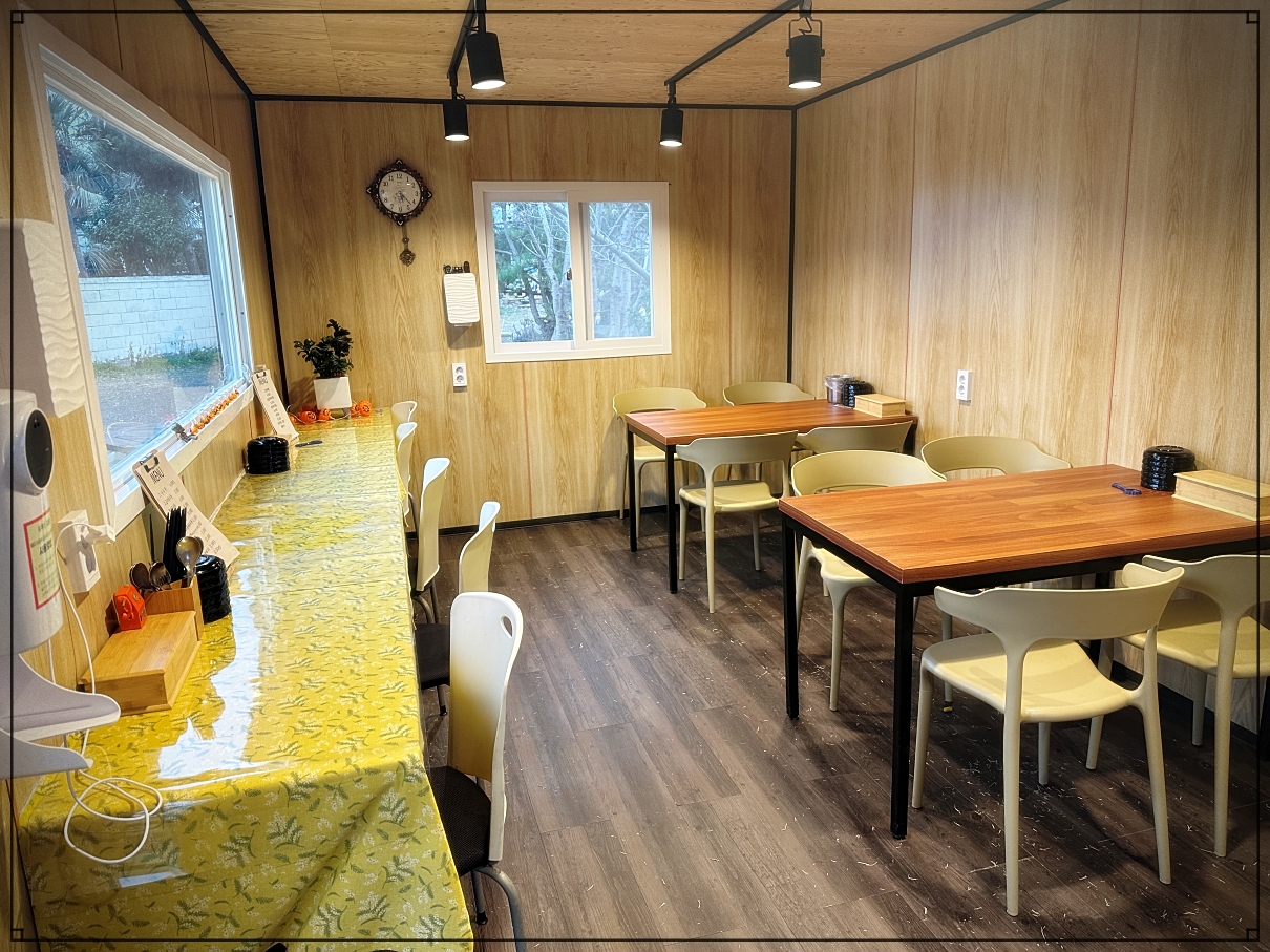 노란 컨테이너(식사하는곳) 내부모습