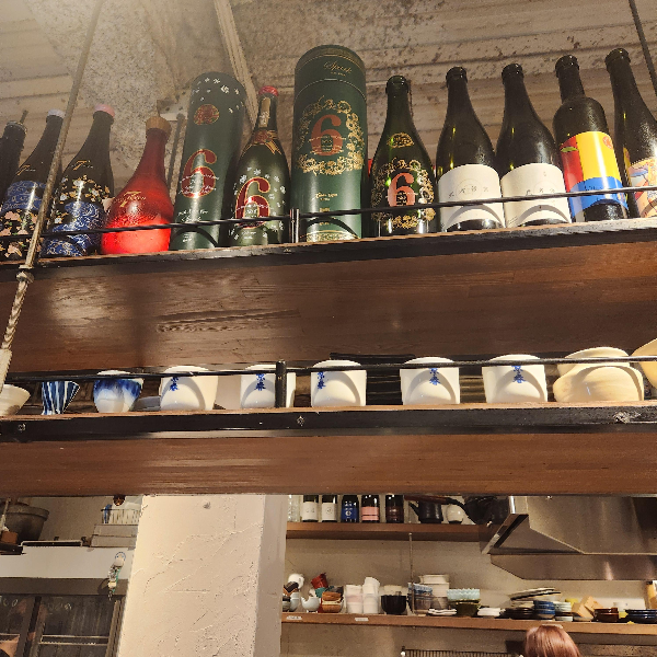 테이블 위에서 본 사케병과 세케잔들