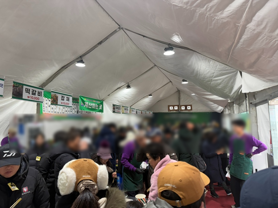 화천 산천어축제 현장 내 간식부스에서 간단한 먹거리와 산천어막걸리를 즐기는 모습