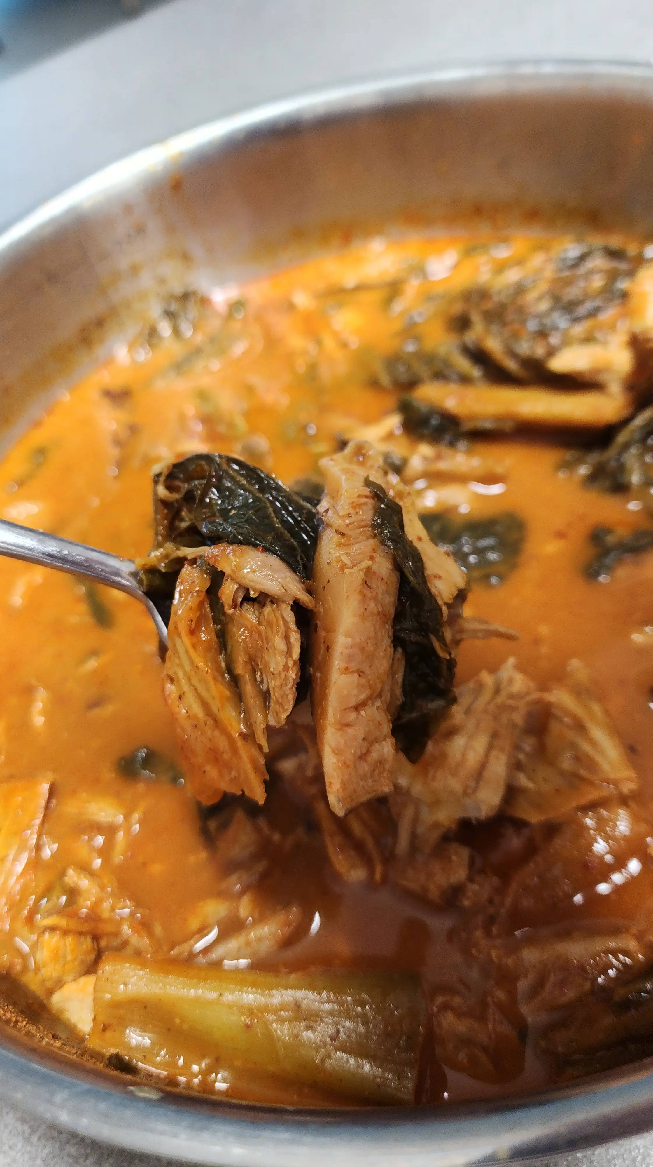 감자탕-고기를-숫가락으로-들어올린-사진-01