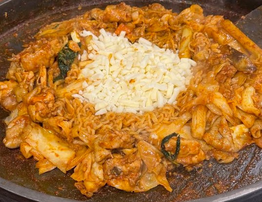 황리단길에서 5분, 경주 운수대통 닭갈비의 따뜻한 맛과 공간