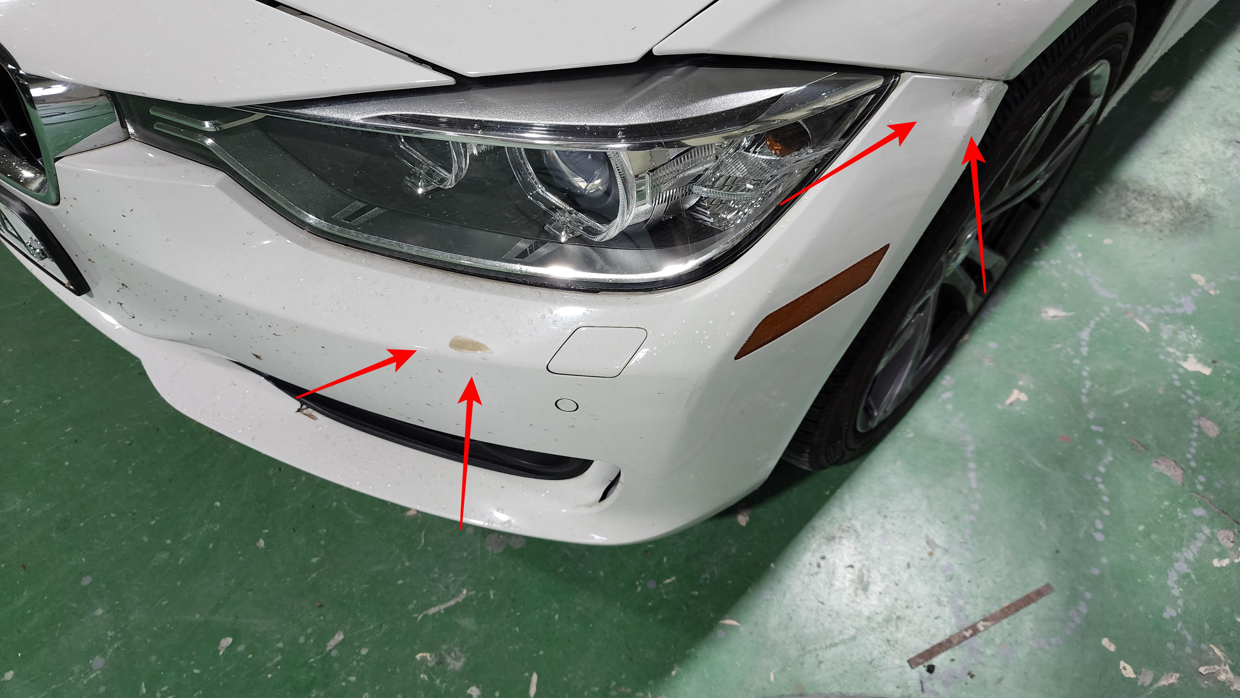 BMW320d 앞휀다 눌림 손상 부위 클로즈업 사진