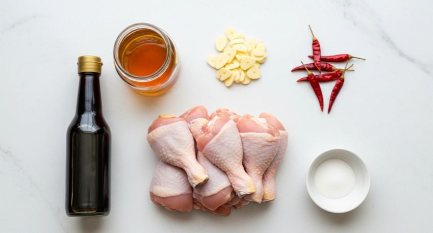 간장 닭봉 조림에 사용될 닭봉, 편 썬 마늘, 마른 고추(선택), 간장, 물엿, 설탕 등 모든 주요 재료와 양념 재료