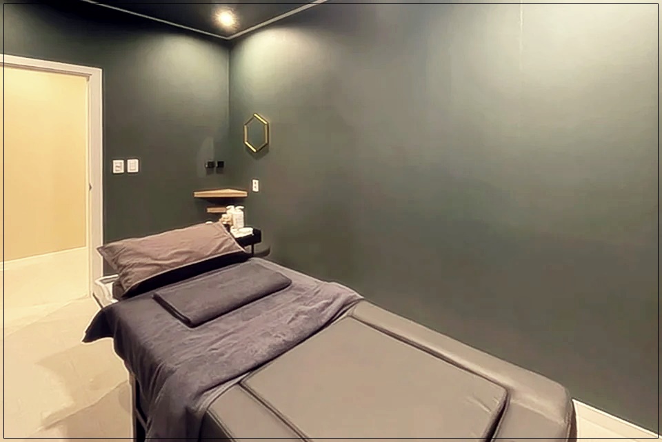 깨끗하게 세탁 된 타올과 보송보송한 마사지베드