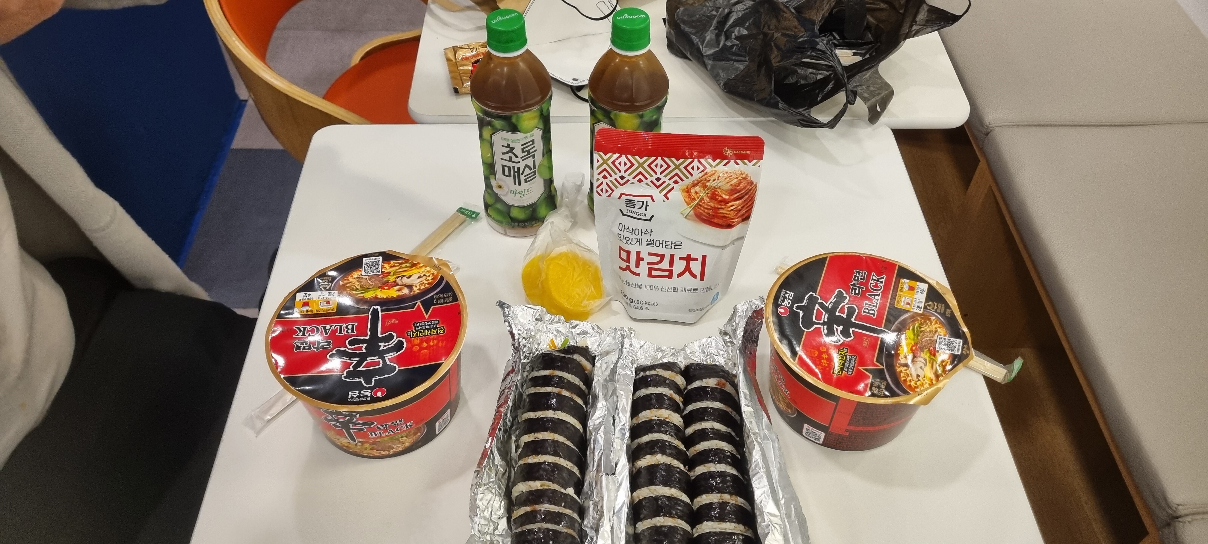 김밥에는 라면 그리고 라면에는 김치
