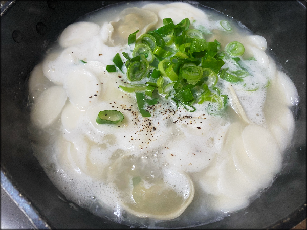 떡만둣국 끓이는 과정 2