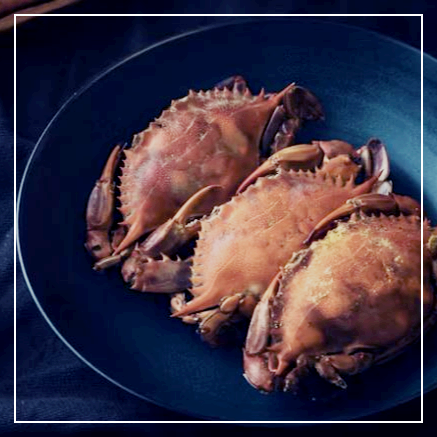 접시에 담긴 꽃게