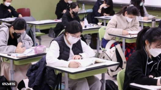 수능 치르는 학생들