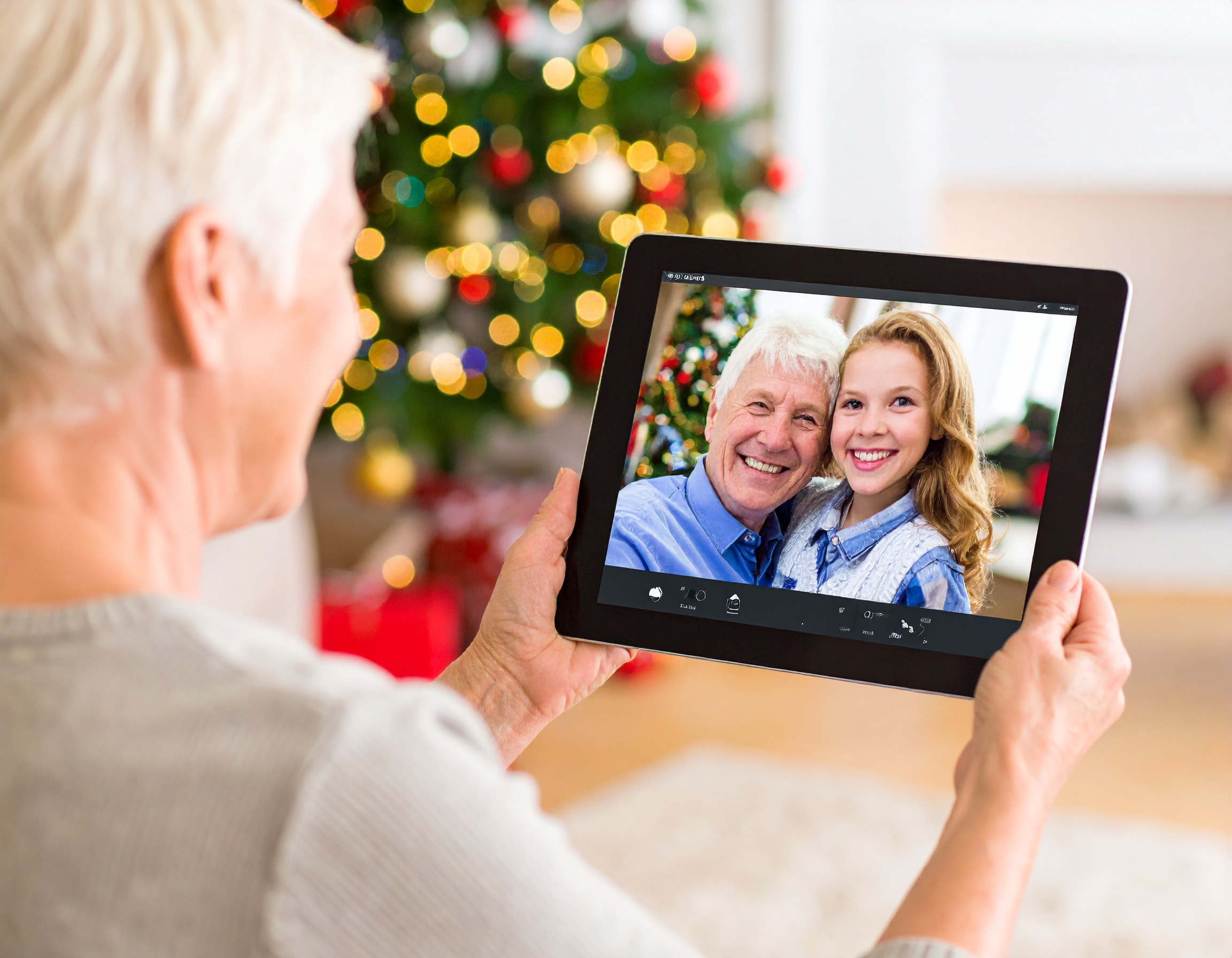 60대 여성이 손주와 함께 찍은 사진을 AI 앱을 이용해 밝고 따뜻하게 보정하는 모습