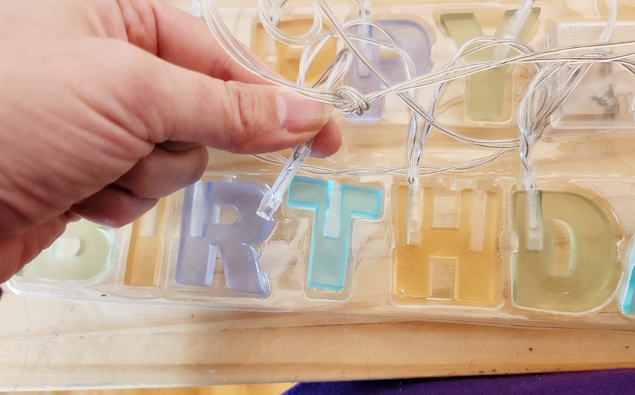 HAPPY BIRTHDAY' 조명의 전구 떼어내기