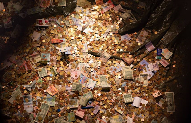돈이 잔뜩 쌓여있는 사진,출처: unsplash 제공