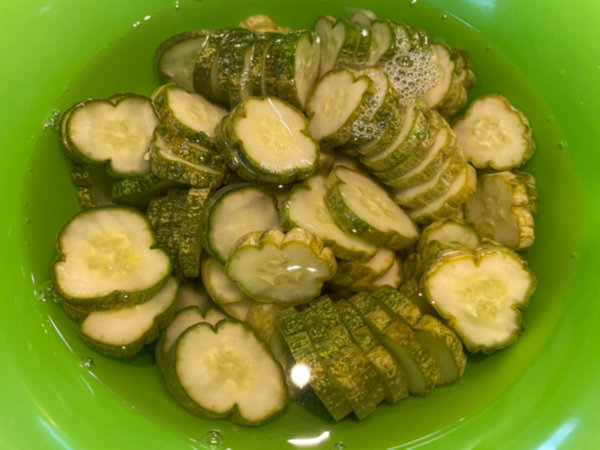 오이지무침 만드는 법 - 찬물, 정수물에 담근 후, 짠맛 제거