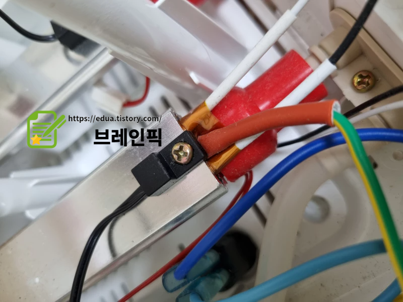 온도센서를 온수관에 부착한 모습