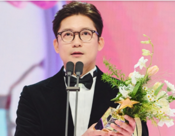 시상식에서 수상소감에 대해 이야기 하는 김대호 아나운서