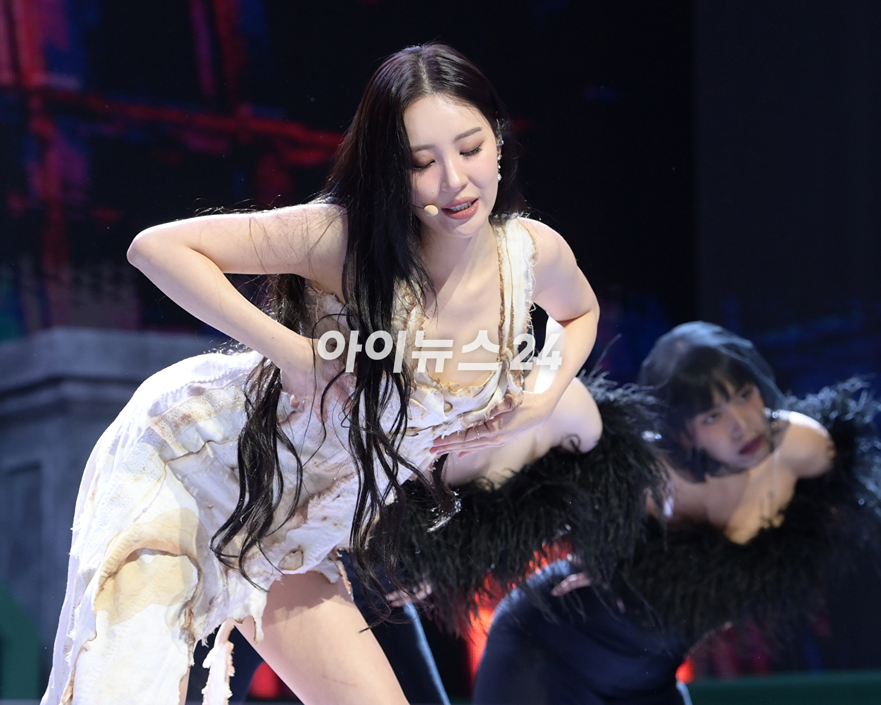 가수 선미가 17일 오후 서울 용산구 한남동 블루스퀘어에서 열린 새 싱글 앨범 '스트레인저(STRANGER)' 발매 기념 쇼케이스에서 '스트레인저' 무대를 선보이고 있다. [사진=정소희 기자]