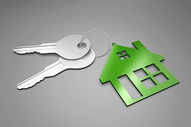 주택 모향의 열쇠고리에 열쇠가 걸려 있다.