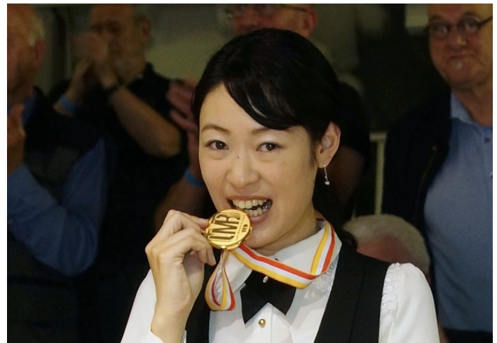 UMB 주관 대회에서 세계3쿠션 챔피언에 오른 히다 오리에 당구선수