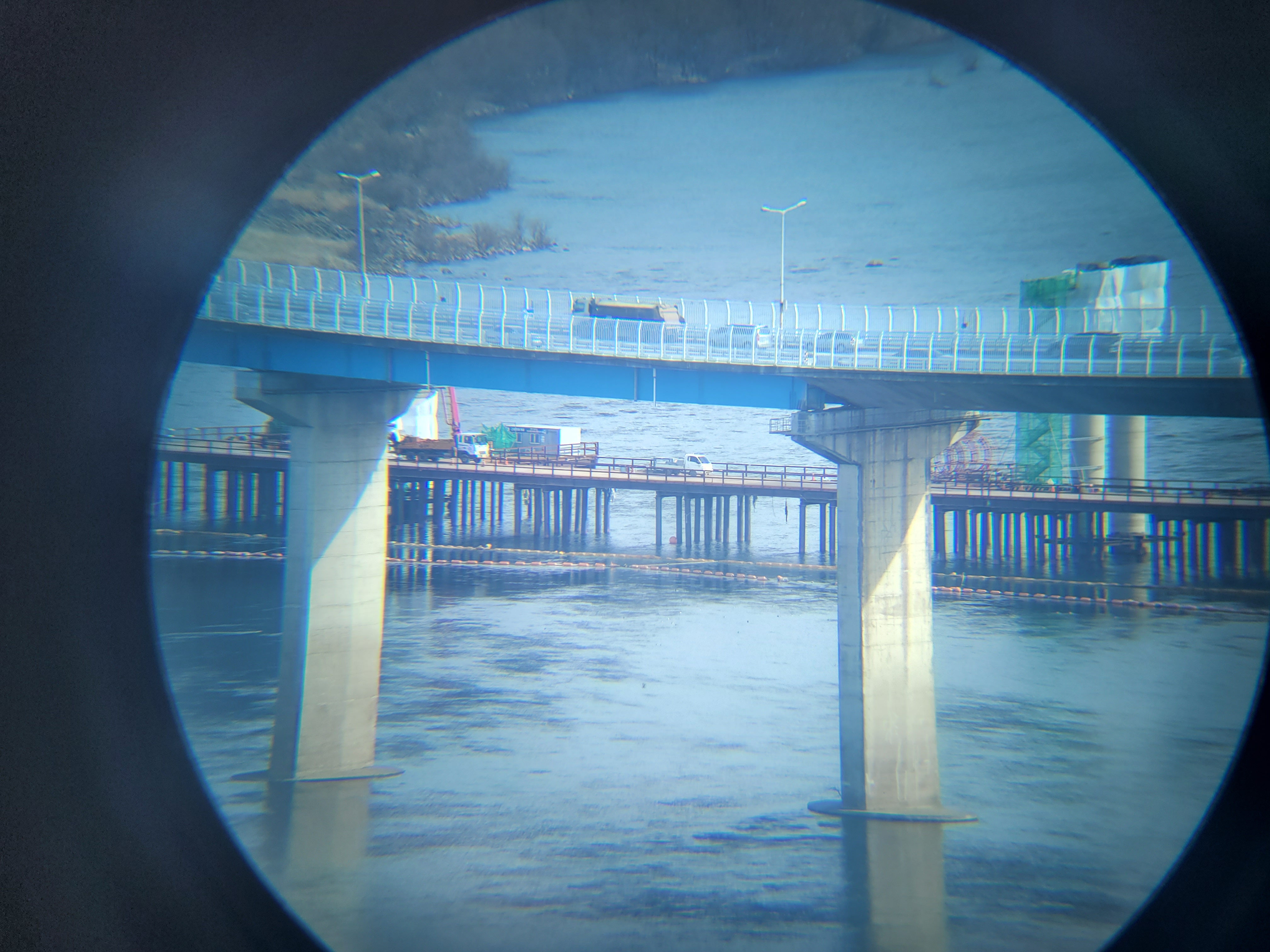 망원경으로 본 공사중인 팔당대교 인근 교곽