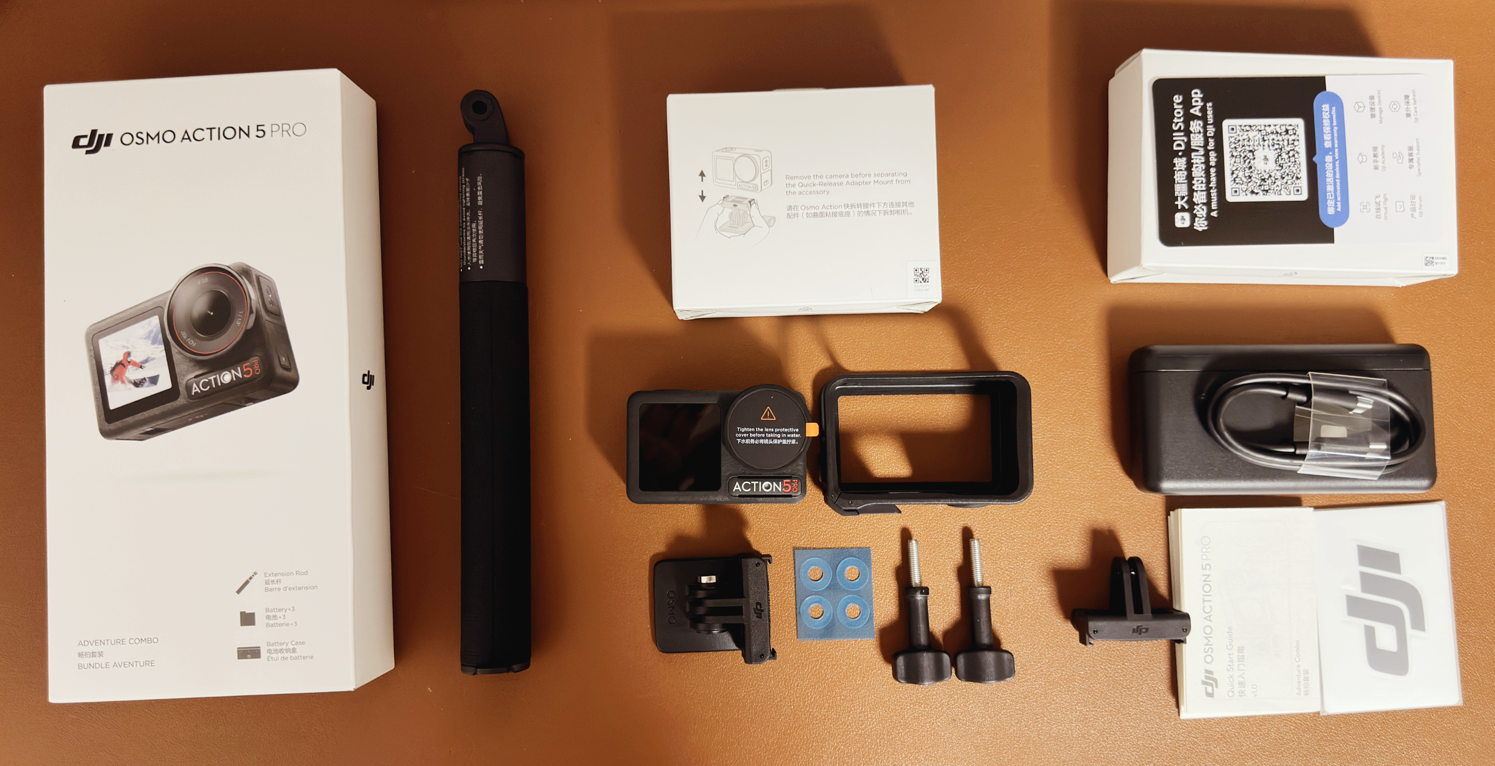 내부 박스 2개를 모두 개봉한 구성품. 미니 마운트 하나가 곡면 부착 베이스에 달려있는걸 모르고 한참을 찾음.