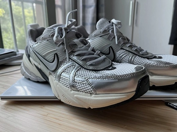 트렌디한 디자인의 V2K 런 옆면