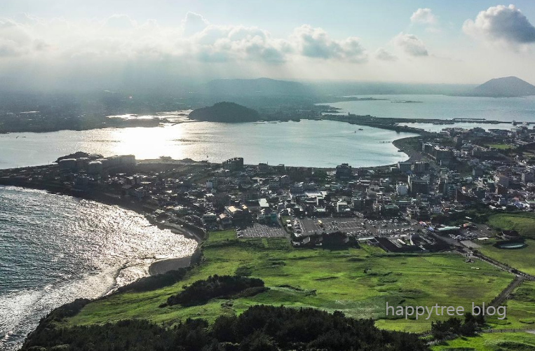 성산일출봉에서 내려다본 마을 사진