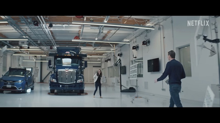 트럭-앞으로-걸어-가는-남자