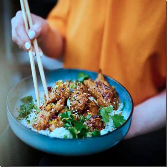 닭날개 먹는 서양 여성