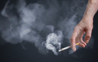흡연자와 임플란트 - 위험성, 성공률, 그리고 보험료에 미치는 영향