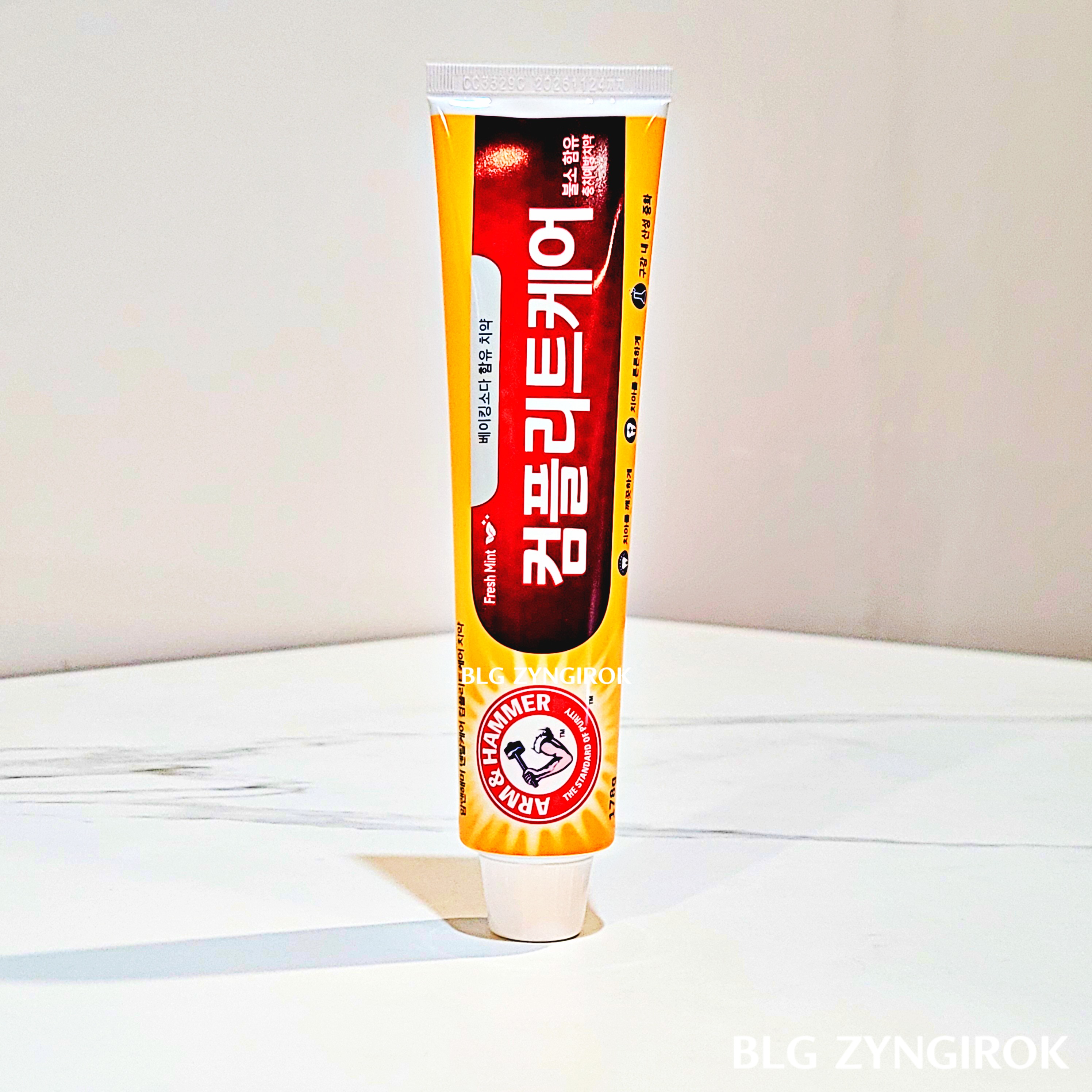 치약 - 암앤해머 컴플리트케어가 테이블 위에 서있는 모습이다.