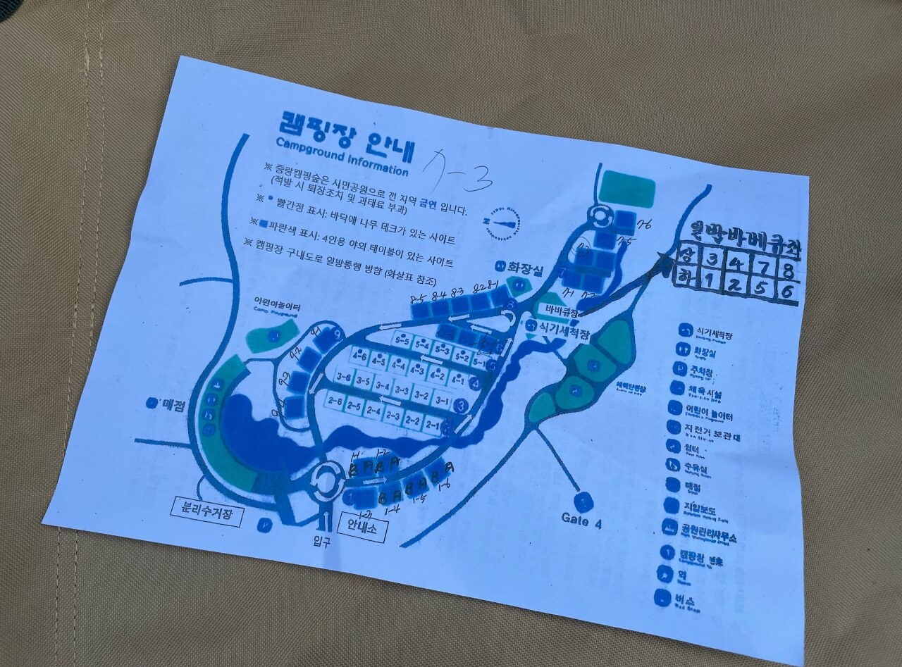캠핑장 안내 지도입니다. 한장씩 나눠줍니다.