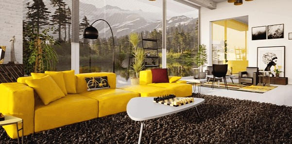 바닥에는 검정 털 카페트가 있고 노란 소파가 있다. 산이 보이는 투명 유리창이 있고 벽에는 멋진 그림들이 걸려있다.