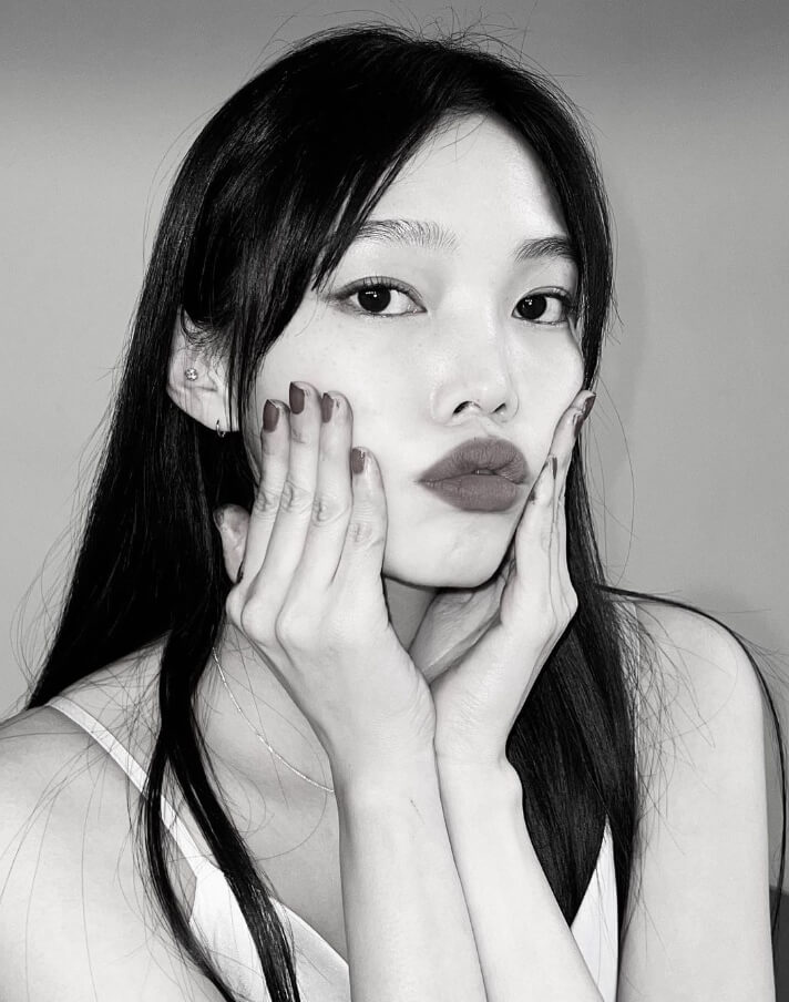 두손으로-볼을잡고있는-긴머리여성의모습
