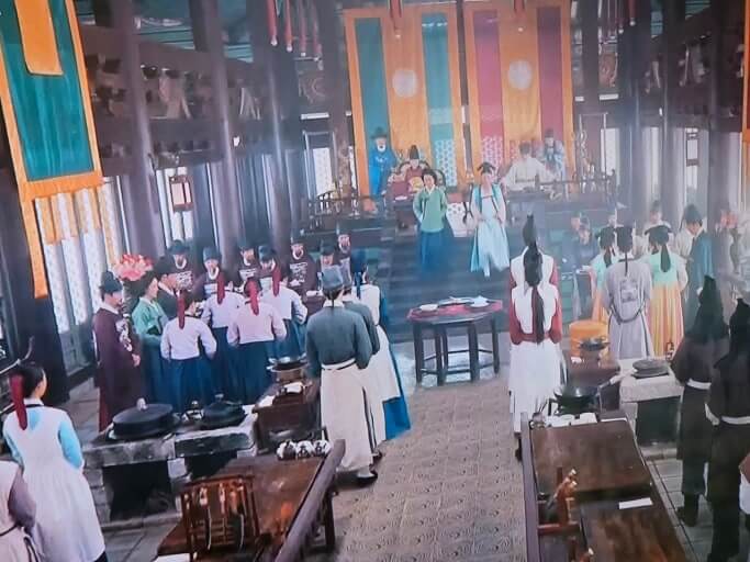 '왕과 사신이 나란히?’…’폭군의 셰프’ 역사 왜곡 논란