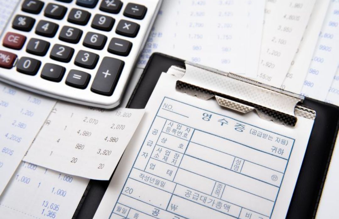 계산기와 각종 영수증이 널려있다.