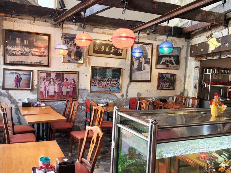 개항로_통닭_실내