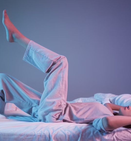 허리디스크 자가진단법으로 다리 들어올리기를 하고 있는 사람