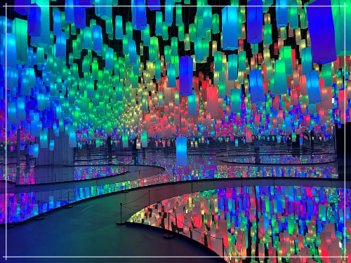 천장에 달린 알록 달록한 조명이 청사초롱을 연상하게 함