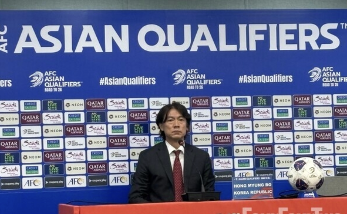 팔레스타인전과의 경기를 0:0 무승부로 마친 후 인터뷰하는 홍명보 감독