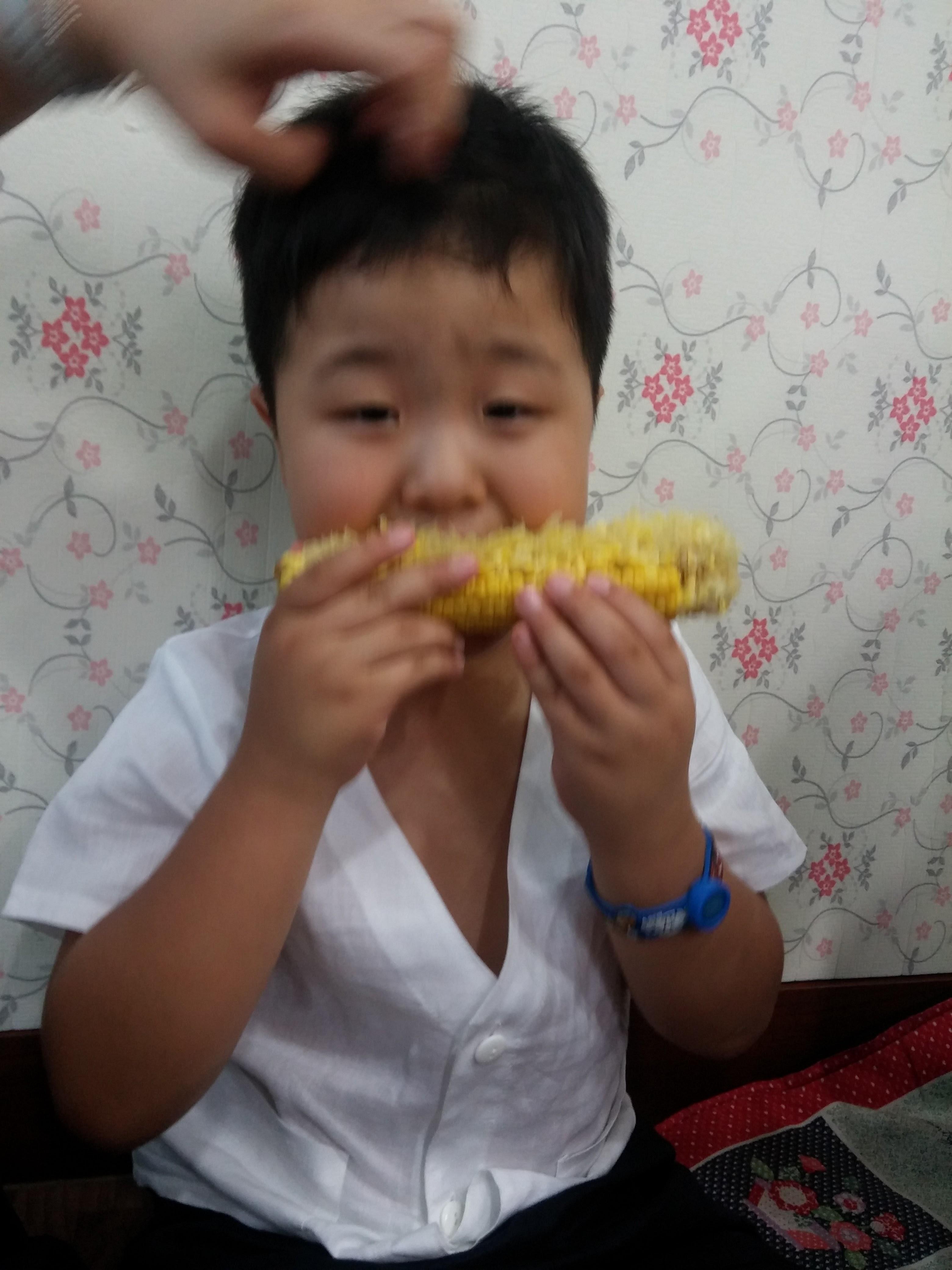 옥수수를 먹고 있는 아이