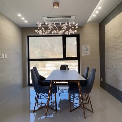 내부 인테리어가 대리석으로 되어 있어 고급적인 인테리어를 갖추고 있다