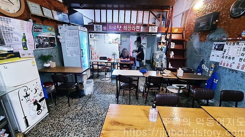 최루탄해장라면-훼드라-내부-분위기
