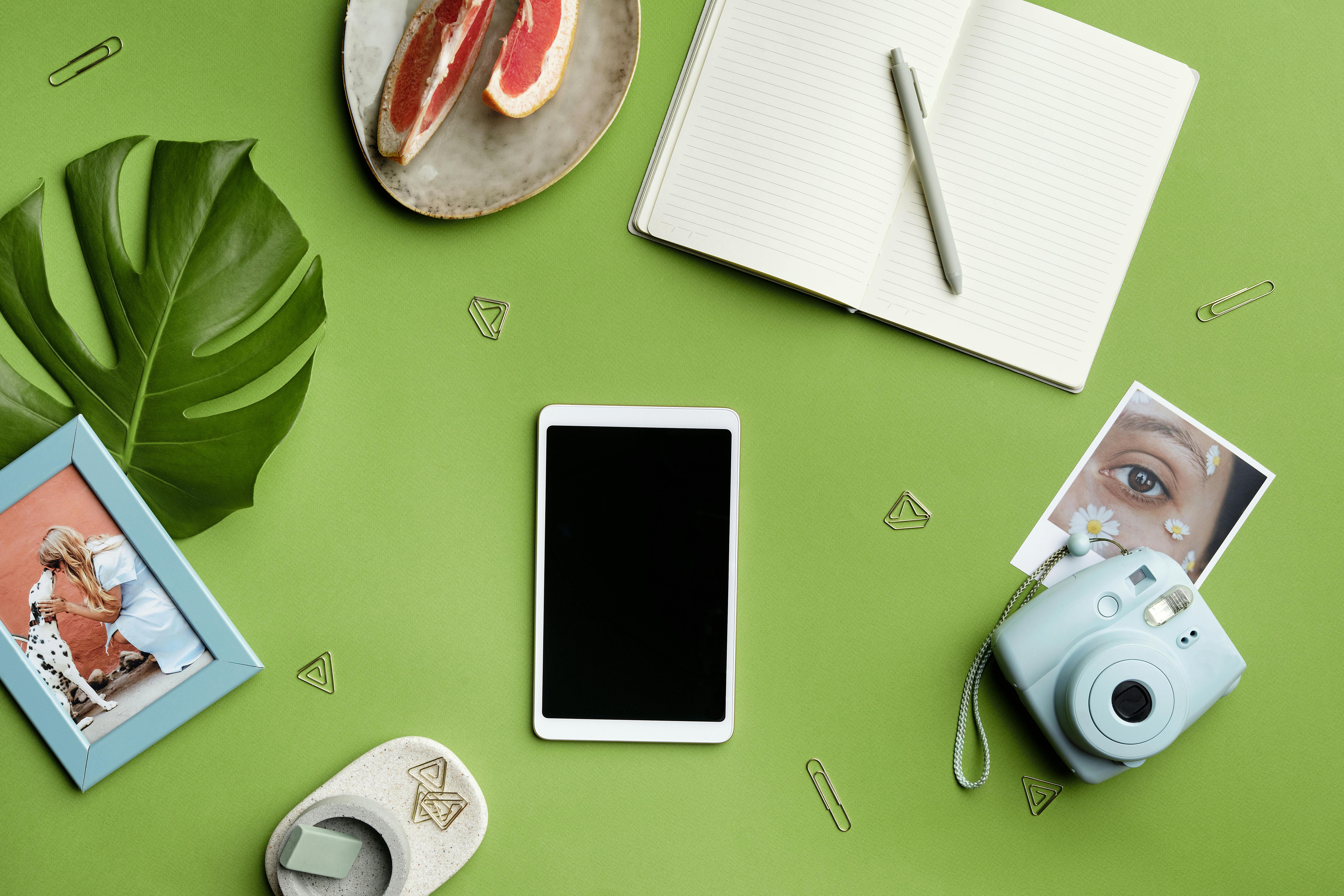 사물함에서 추억의 물건이 나오는을 상징하는 이미지