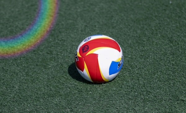 인조잔디위에-놓여진-축구공