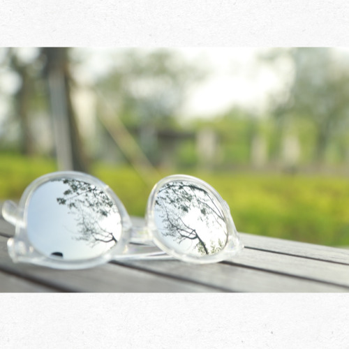 방수팩에 넣은 휴대폰과 해변 필수품